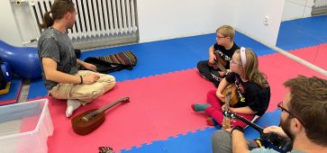 Gra na ukulele dla dzieci i młodzieży